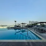 Trophy - Waves Grande Regent Urban Sanctuary
